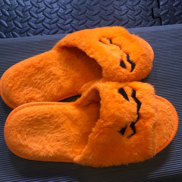 Pumpkin Slippers 🎃 - Picture 2 of 3